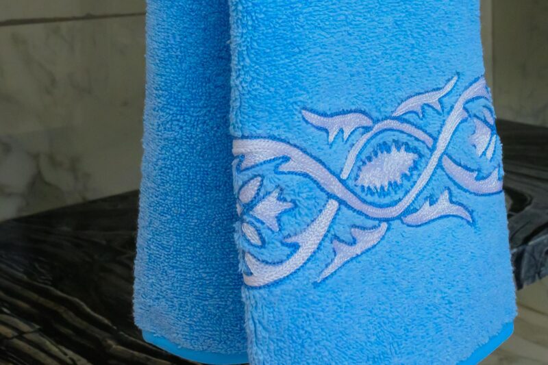 "Elysium Embroidered Bathroom Towels and Rugs Set" - Ceruleo - Image 7