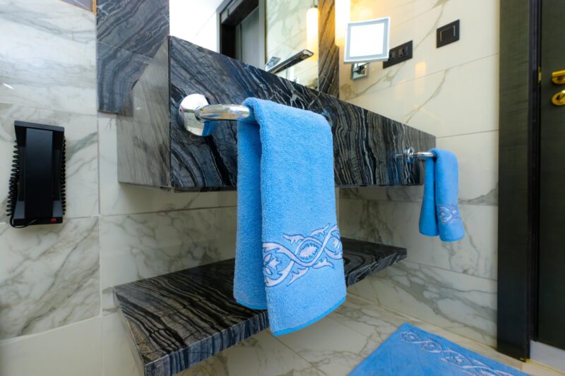 "Elysium Embroidered Bathroom Towels and Rugs Set" - Ceruleo - Image 2