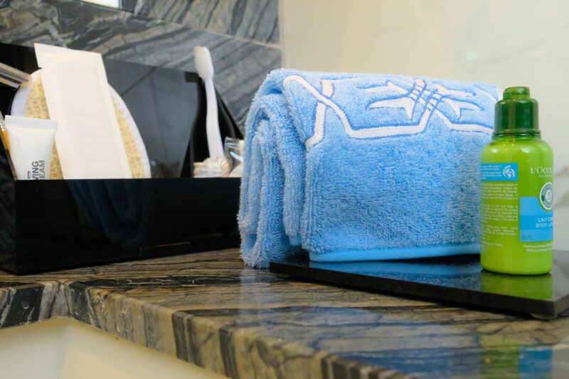 "Elysium Embroidered Bathroom Towels and Rugs Set" - Ceruleo - Image 6