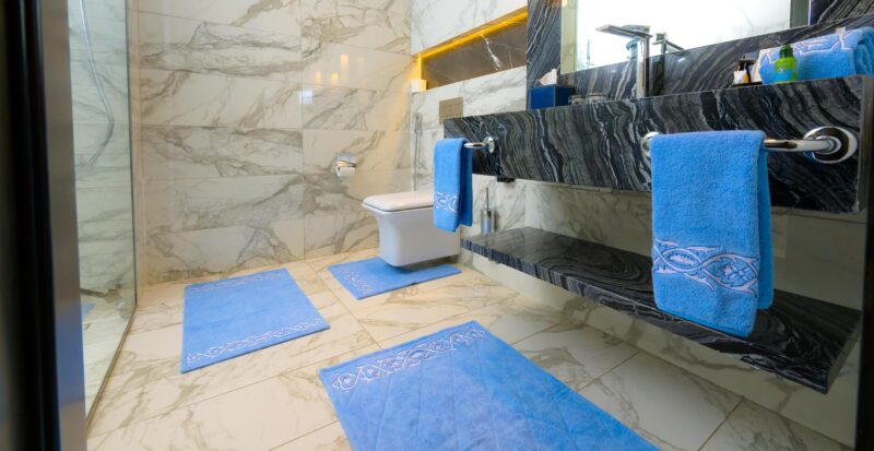 "Elysium Embroidered Bathroom Towels and Rugs Set" - Ceruleo