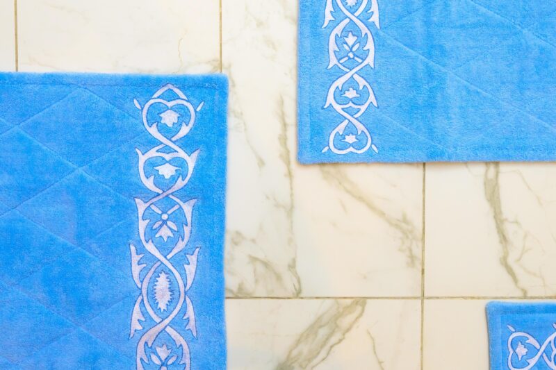 "Elysium Embroidered Bathroom Towels and Rugs Set" - Ceruleo - Image 8