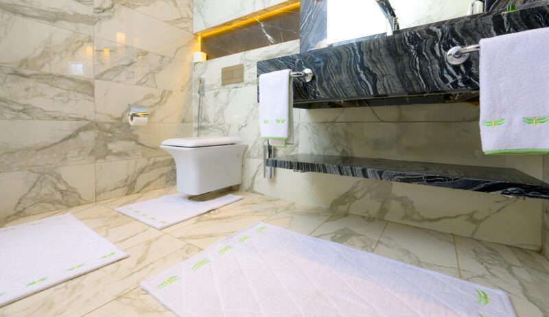 "Elysium Embroidered Bathroom Towels and Rugs Set" - Verdeo